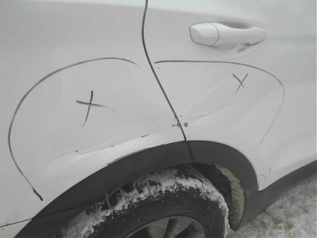 Вмятина и повреждение лакокрасочного покрытия  Hyundai Santa Fe 